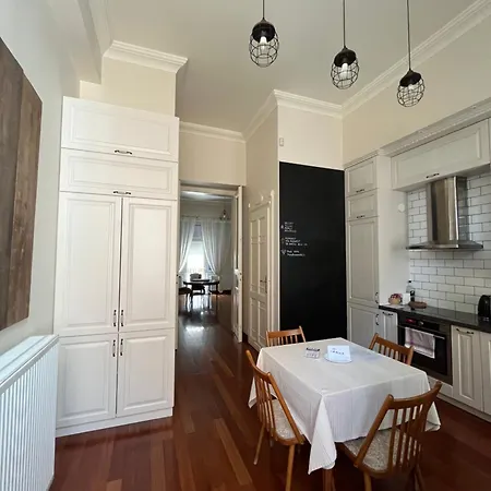 Gellert Square Family - Premium In Buda Side's Cultural Center Apartmán *