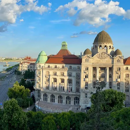 Gellert Square Family - Premium In Buda Side's Cultural Center Budapest