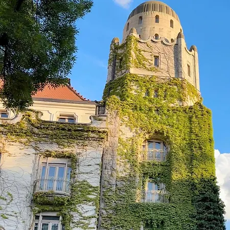 Gellert Square Family - Premium In Buda Side's Cultural Center